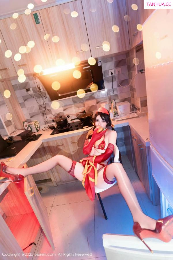   [XiuRen]高清写真图 2025.12.25 No.11154 汐汐爱吃草莓 红色情趣内衣第29张图片